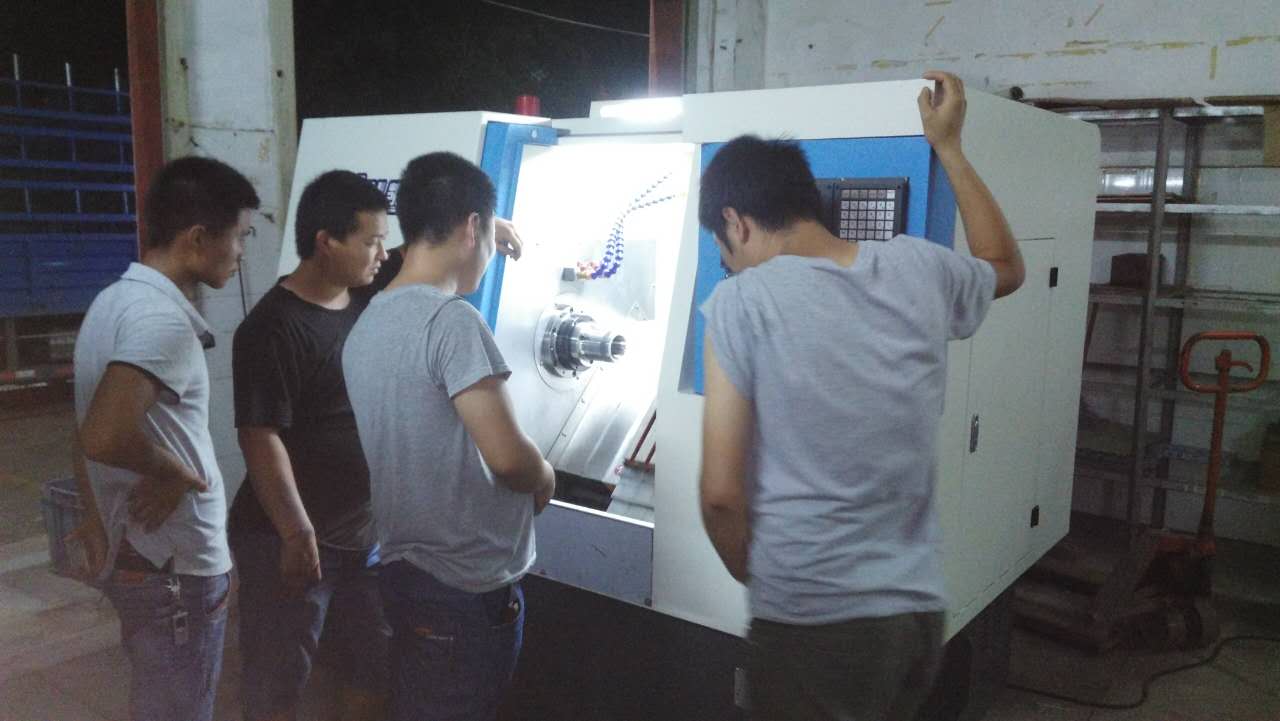 周邊的客戶（同行業(yè)的加工廠老板來(lái)參觀凱恩利的機(jī)器）