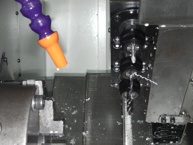 機(jī)床結(jié)構(gòu)特點(diǎn) Construction and feature of machine tool ■ 適用于重負(fù)荷和連續(xù)切削，可保持長久的高精度和優(yōu)質(zhì)的表面精糙度。 ■ 高精度、高剛性、重負(fù)荷主軸。 主軸采用原裝進(jìn)口日本NSK或德國FAG P4級精密級主軸軸承 主軸采用原裝進(jìn)口日本NSK或德國FAG P4級精密級主軸軸承 主軸采用原裝進(jìn)口日本NSK或德國FAG P4級精密級主軸軸承 主軸采用原裝進(jìn)口日本NSK或德國FAG P4級精密級主軸軸承 主軸采用原裝進(jìn)口日本NSK或德國FAG P4級精密級主軸軸承，經(jīng)工程計(jì)算分析取得較佳化的跨距配置，配合獨(dú)特的迷宮式防水設(shè)計(jì)和散熱片式主軸箱設(shè)計(jì)，可達(dá)到更佳的防水防塵效果。引用高科技潤滑技術(shù)及高剛性套筒結(jié)構(gòu)展現(xiàn)較佳穩(wěn)定性，能確保更大軸向剛性，徑向剛性及加工精度。采用專用主軸電機(jī)及進(jìn)口變頻器，實(shí)現(xiàn)大范圍自動(dòng)無級調(diào)速，整支主軸由臺(tái)灣普森專業(yè)主軸廠家生產(chǎn)。主軸軸承為前三后二排列,更能承受較強(qiáng)沖擊。主軸設(shè)計(jì)轉(zhuǎn)速可達(dá)8000rpm/min。 ■ 剛性好，操作、排屑方便。 高強(qiáng)度，床身傾斜45°，采用優(yōu)質(zhì)鑄鐵樹脂砂造型，并經(jīng)二次退火處理，保證鑄件穩(wěn)定性，緊密型筋骨板結(jié)構(gòu)，剛性好、抗震性強(qiáng)。