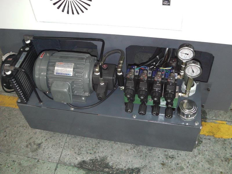 液壓站采用臺(tái)灣定量泵、液壓電機(jī)、電磁閥并加裝風(fēng)冷裝置